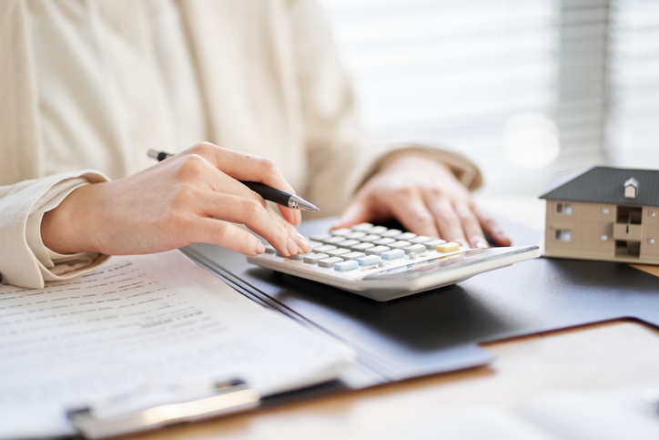woman calculating assets - When are personal injury settlements marital property?